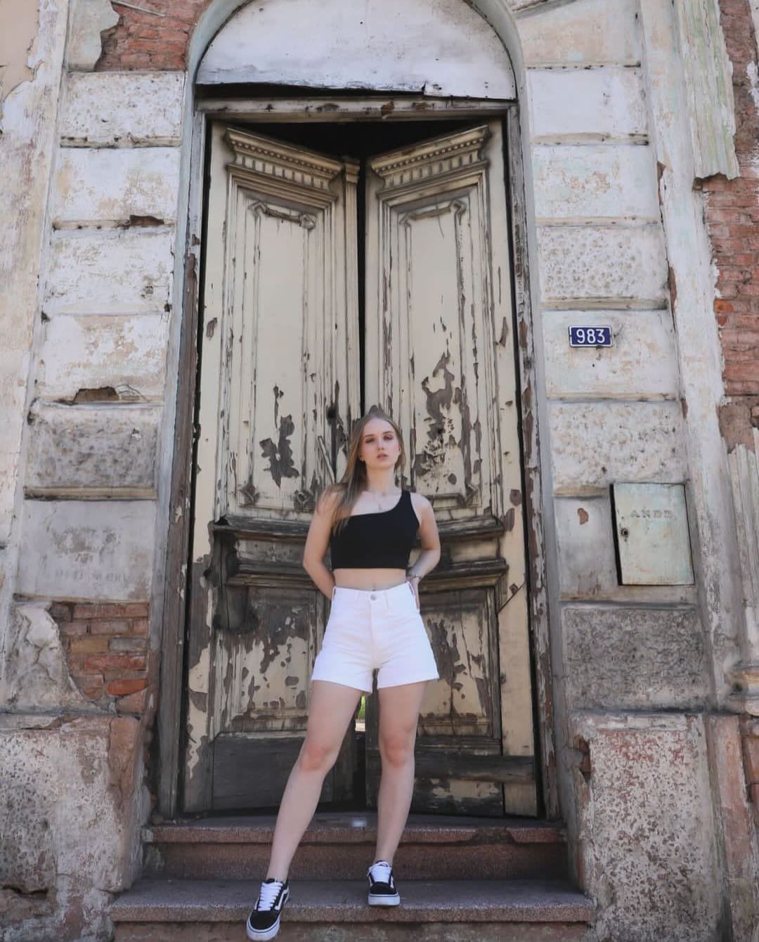 SHORT CON RUEDO BLANCO